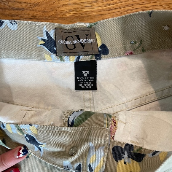 Gloria Vanderbilt Floral Denim Shorts Size 10 - Picture 3 of 5